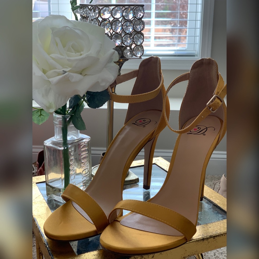 Chic Mustard Heels